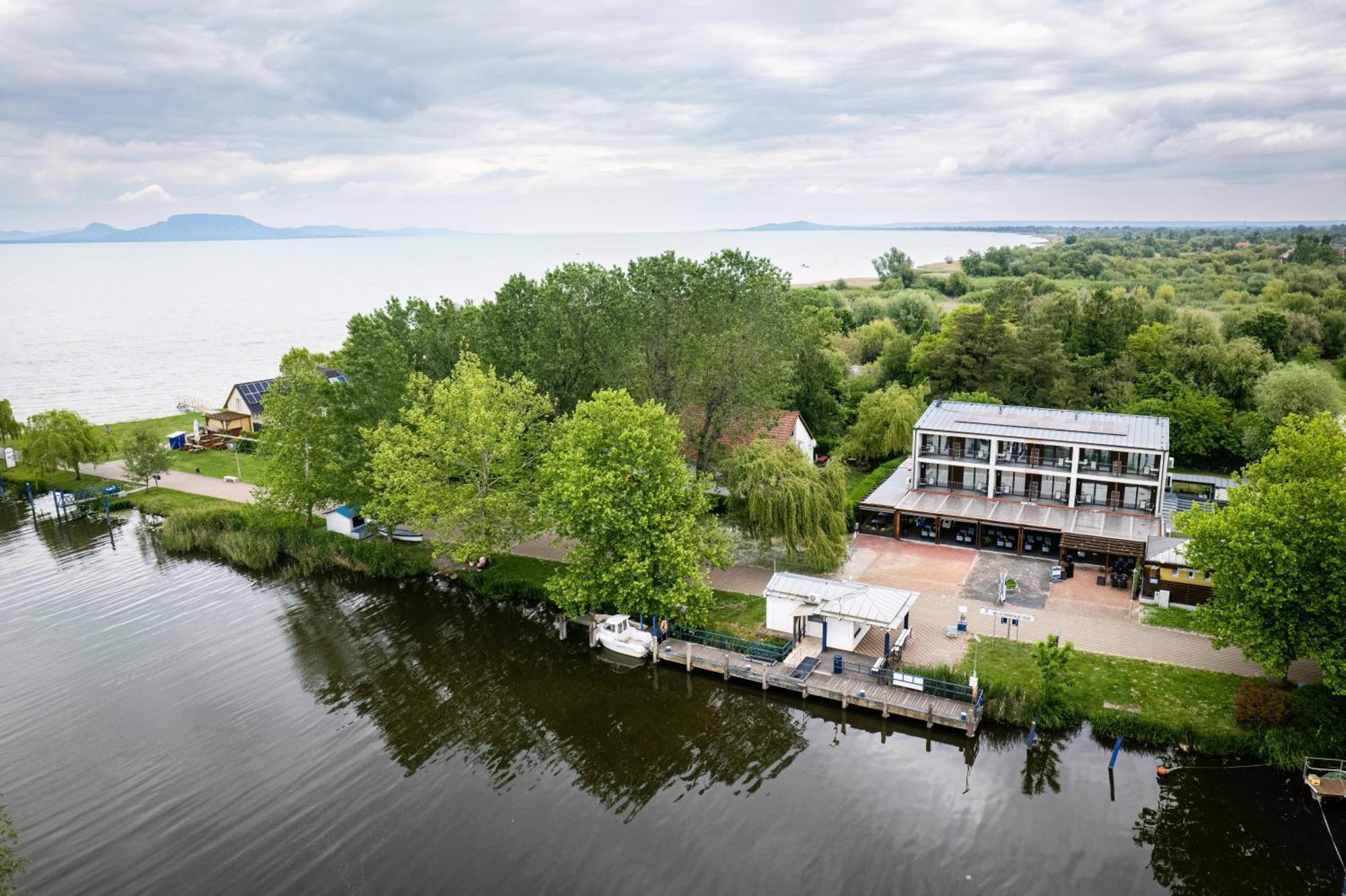 Balatonmáriafürdő Port Etterem&Panzio B&B 외부 사진